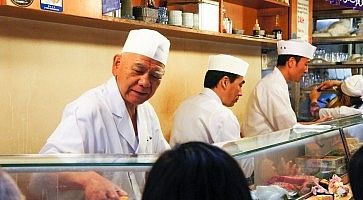 Chef preparano sushi al ristorante Daiwa Sushi.