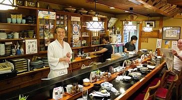Lo chef e gli interni del ristorante Ebihachi a Takayama.