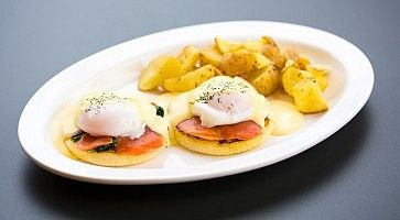 Uova alla Benedict da Eggs 'n Things a Tokyo.