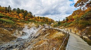 Fumare nella zona termale di Goshogake Onsen.