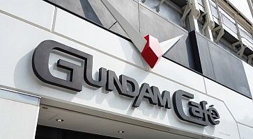 Ingresso e logo del Gundam Cafe di Akihabara.