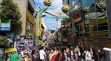 L'inizio della strada Takeshita Dori, nei pressi della stazione JR Harajuku.