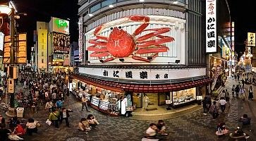 Il grande granchio del ristorante Kani Doraku ad Osaka, nella zona di Dotonbori.