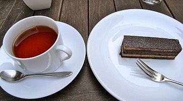 Tè e torta al cioccolato a Le Chocolat de H.