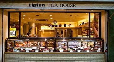 L'ingresso della Lipton Tea House a Kyoto, con molti dolci in vetrina.
