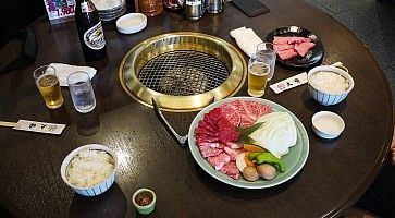 Carne di Hida pronta per essere grigliata al ristorante Maruaki a Takayama.