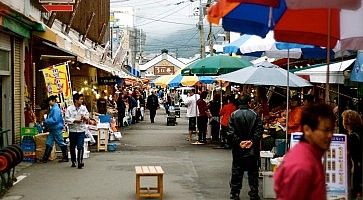 Le strade del mercato del pesce di Hakodate.