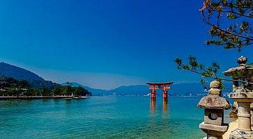 Il Torii di Miyajima, nel mare durante l'alta marea, in una giornata con cielo limpido.