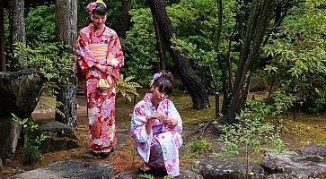 Due ragazze in kimono al Parco Yusentei.