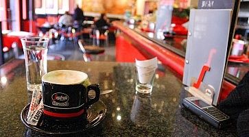 Dettaglio di una tazza di caffè da Segafredo, a Tokyo.