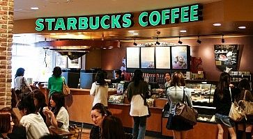 Interno di uno Starbucks in Giappone.