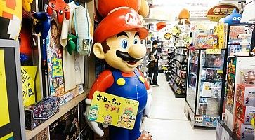 Scultura di Super Mario all'ingresso del negozio Super Potato ad Akihabara.