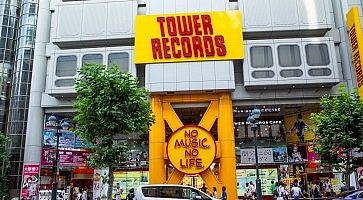 L'esterno del negozio di musica Tower Records a Shibuya.