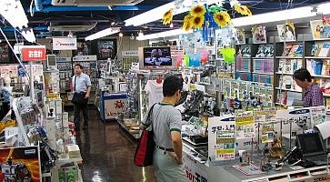 L'interno del negozio Tsukumo Robot Kingdom.