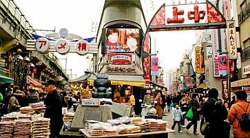 Il bivio nel centro del mercato di Ameyoko a Ueno.