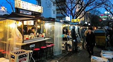 Alcuni yatai a fukuoka, tipici chioschi dove mangiare ramen e vari snack.